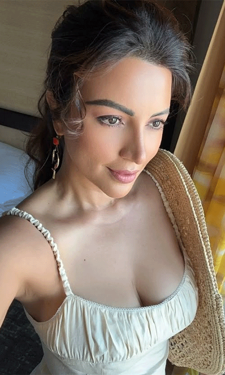 Shama Sikander�s Sunlit Elegance Steals the Spotlight