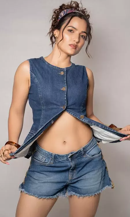 Siri Hanmanth Looks Super Stylish In New Pictures