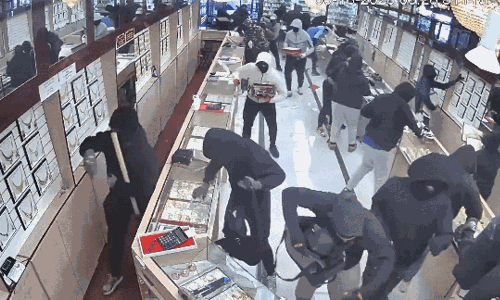 నిమిషంలోనే రూ.16 కోట్ల విలువైన బంగారం స్వాహా.. సీసీటీవీ ఫుటేజ్ వైరల్!