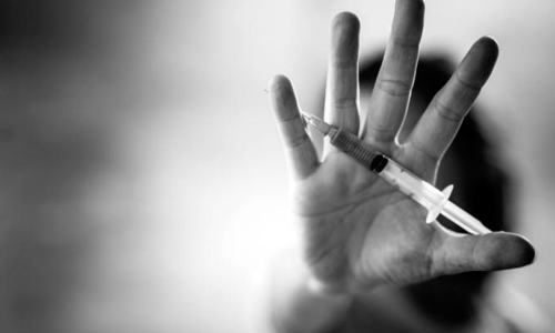 సినిమా కష్టాలు నిజమయ్యాయి.. పెళ్లి కాదన్నందుకు ఎయిడ్స్ రక్తం ఇంజెక్షన్!