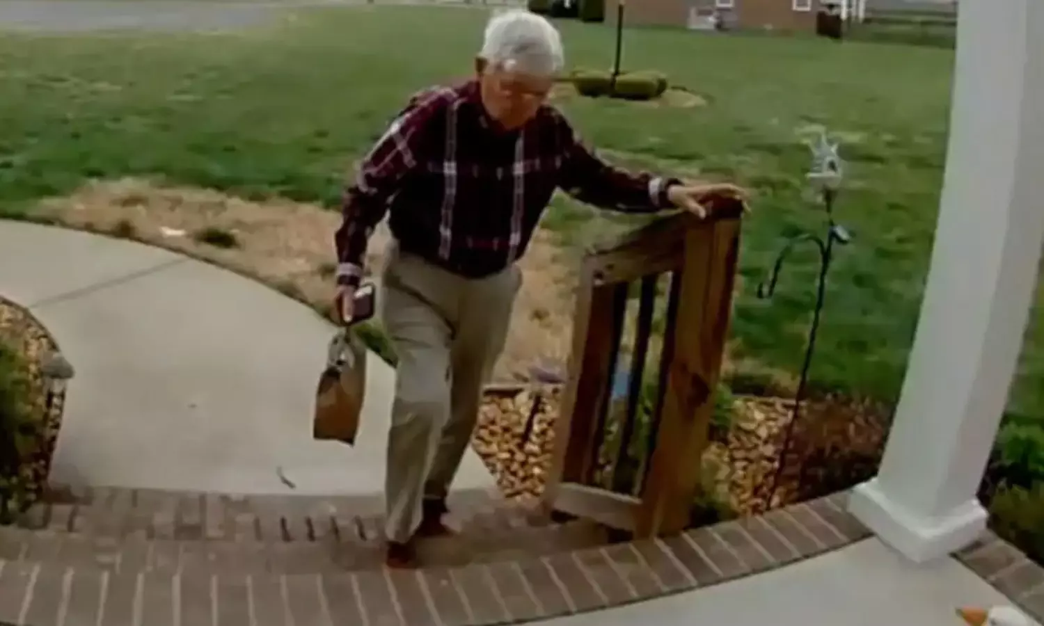 ప్రేమ కోసం వృద్ధుడి కష్టాలు.. 78 ఏళ్ల పడిలో డెలివరీ బాయ్ గా.. కన్నీళ్లు పెట్టిస్తున్న రిచర్డ్ గాథ! ప్రేమ కోసం వృద్ధుడి కష్టాలు.. 78 ఏళ్ల పడిలో డెలివరీ బాయ్ గా.. కన్నీళ్లు పెట్టిస్తున్న రిచర్డ్ గాథ!