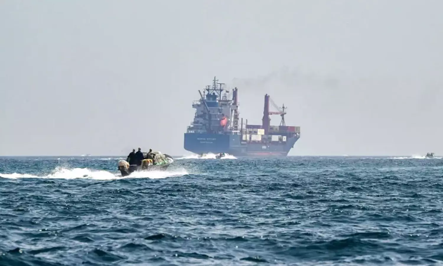 హార్ముజ్ జలసంధిలో హైడ్రామా: పాక్ నౌకను అడ్డుకున్న ఇరాన్.. పశ్చిమాసియాలో ముదిరిన ఉద్రిక్తతలు!