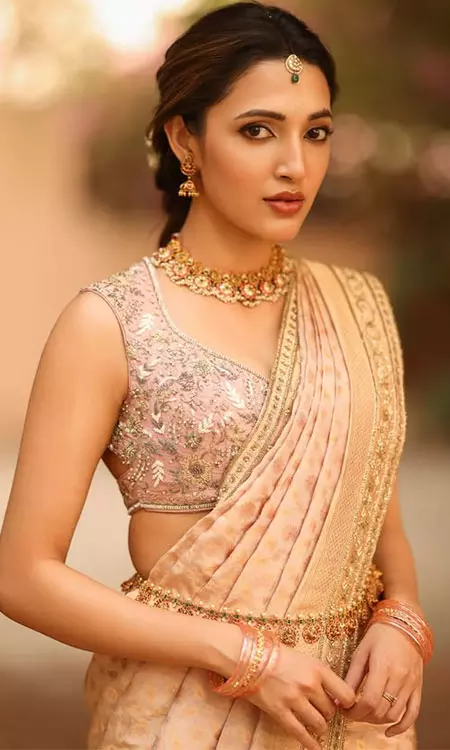 Neha Shetty Stuns in Peach Saree with Timeless Elegance