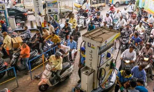 పెట్రోల్ కోసం ఎగబడుతున్నారు.. ఈ క్యూల వెనుక పెద్ద స్కెచ్