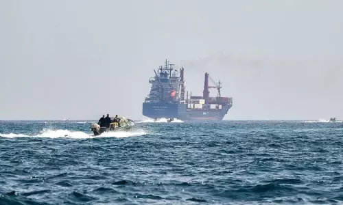 హార్ముజ్ జలసంధిలో హైడ్రామా: పాక్ నౌకను అడ్డుకున్న ఇరాన్.. పశ్చిమాసియాలో ముదిరిన ఉద్రిక్తతలు!