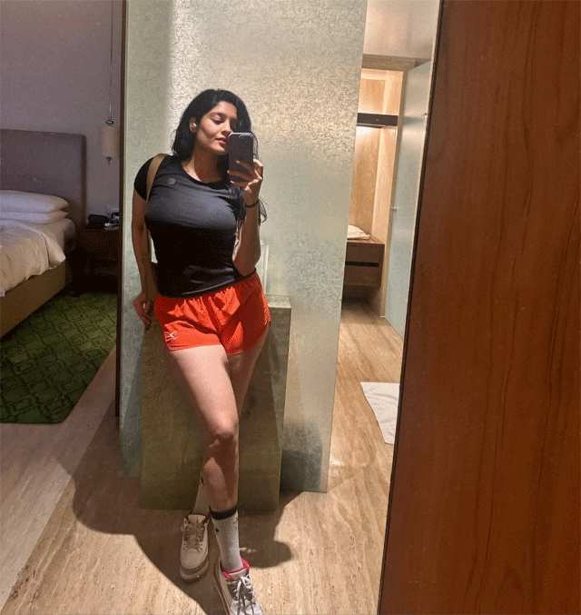 Ritika Singh’s Athletic Glam in Sporty Mirror Selfie Look Ritika Singh’s Athletic Glam in Sporty Mirror Selfie Look