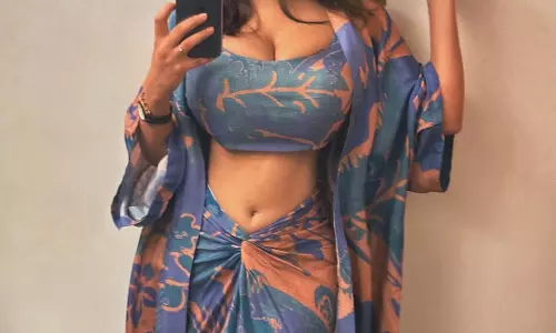 Anveshi Jain Stuns in Chic Mirror Selfie Look