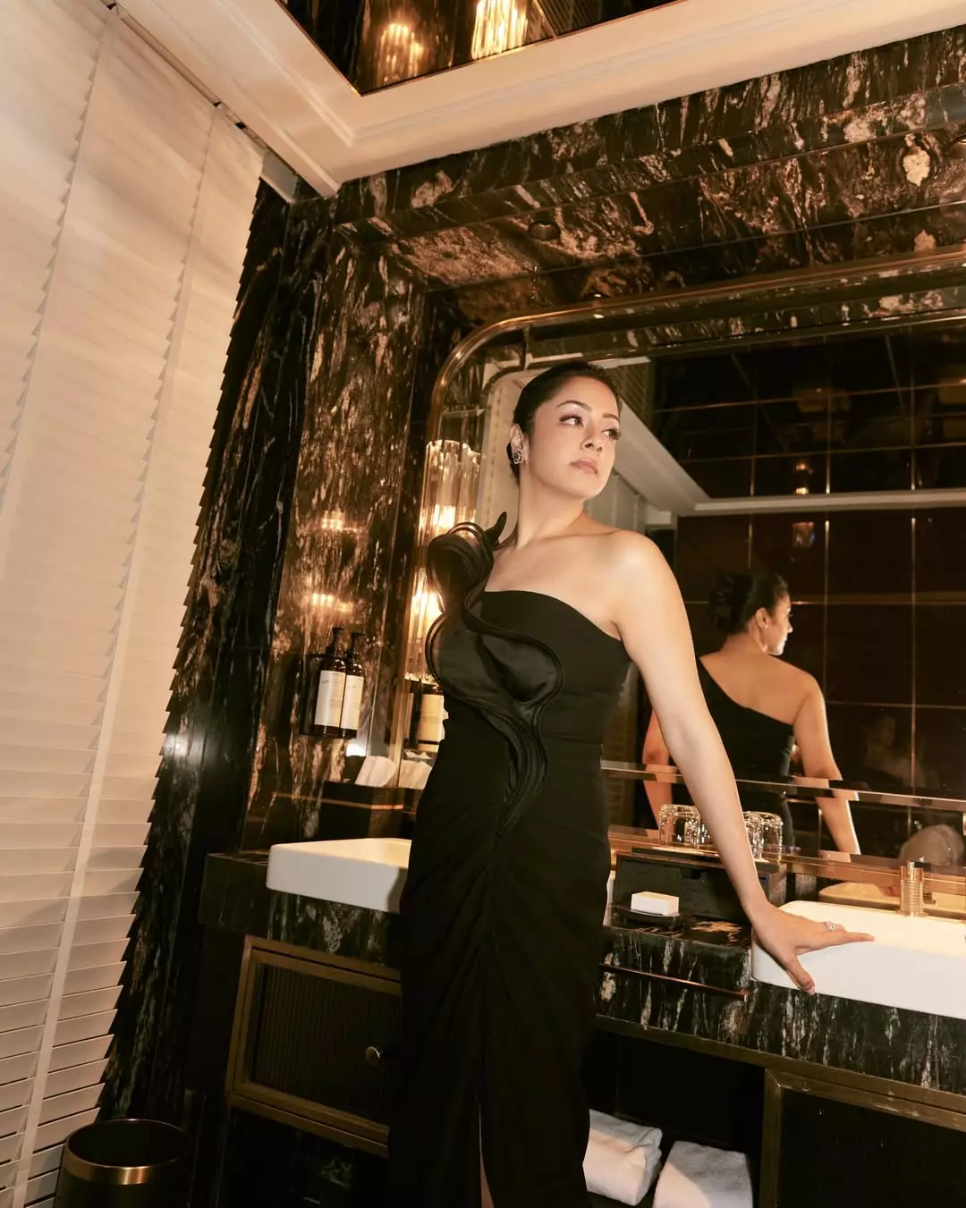 Effortless Power: Jyotika’s Iconic Black Ensemble Effortless Power: Jyotika’s Iconic Black Ensemble