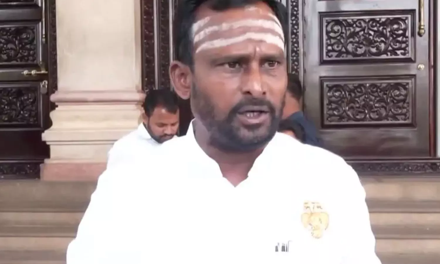 కర్ణాటకలో ఐపీఎల్ డిమాండ్స్.. ప్రతీ ఎమ్మెల్యేకు 5 టికెట్స్ కావాలంట! కర్ణాటకలో ఐపీఎల్ డిమాండ్స్.. ప్రతీ ఎమ్మెల్యేకు 5 టికెట్స్ కావాలంట!