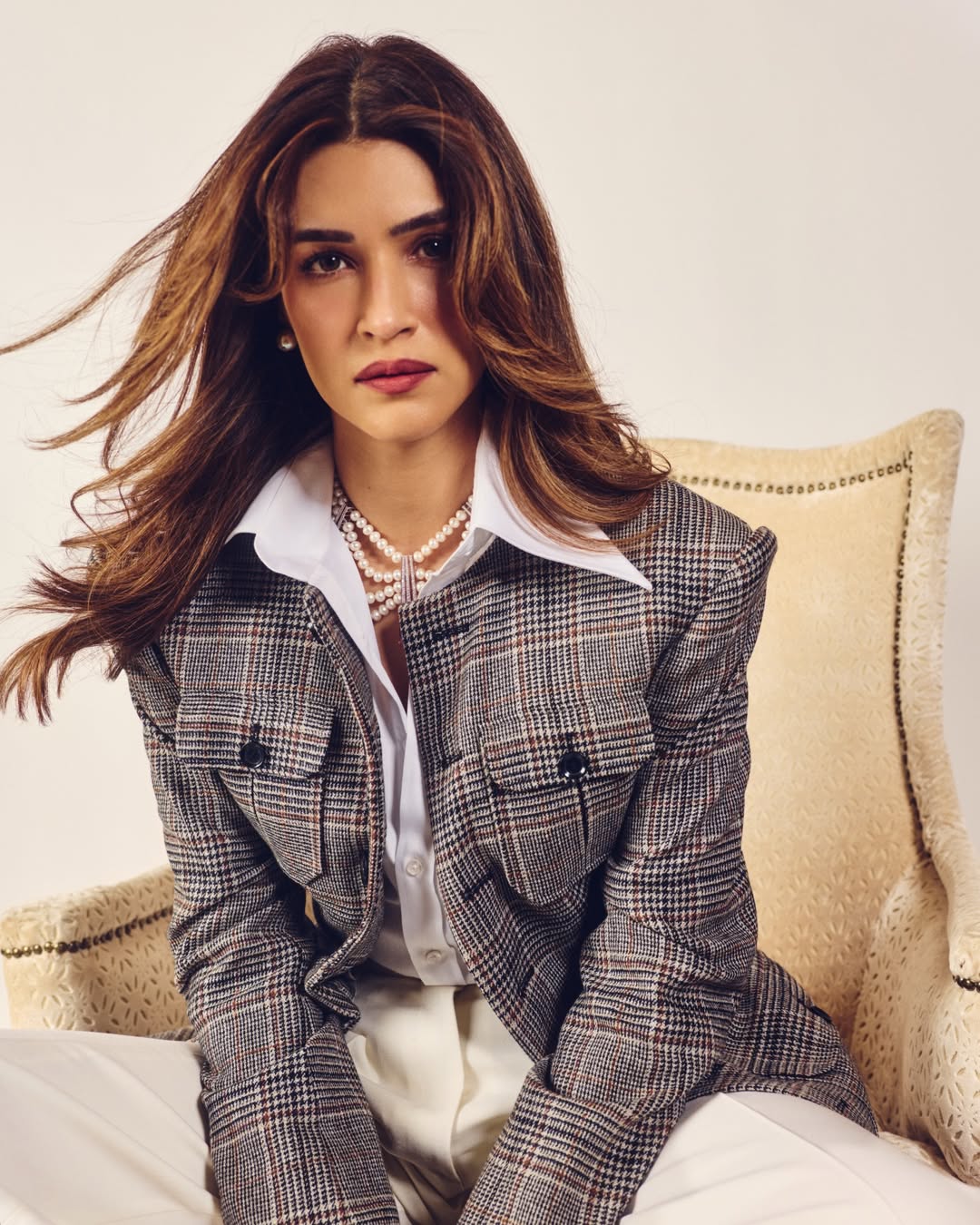 Elegant and Powerful: Kriti Sanons Sharp New Look Elegant and Powerful: Kriti Sanons Sharp New Look