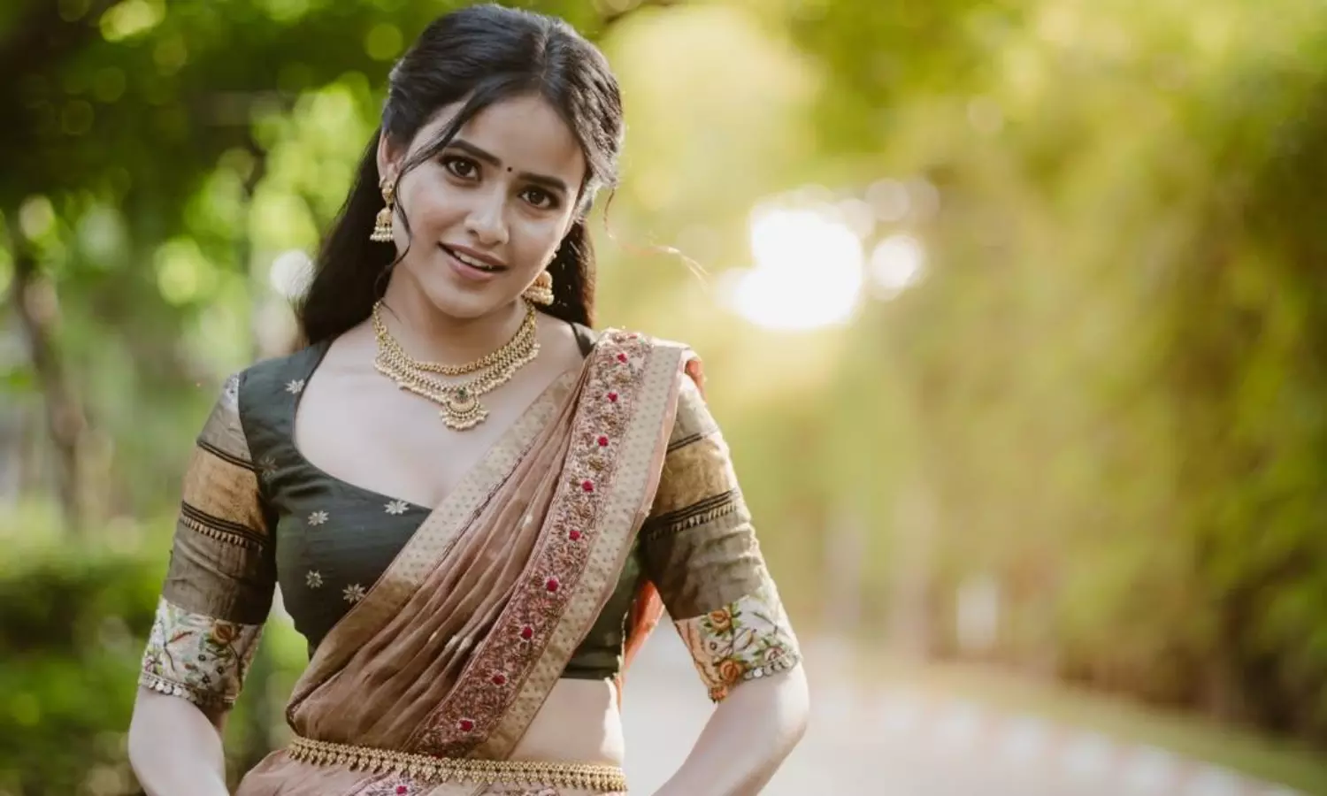 పట్టు పరికిణిలో ఆకట్టుకుంటున్న వైష్ణవి చైతన్య! పట్టు పరికిణిలో ఆకట్టుకుంటున్న వైష్ణవి చైతన్య!