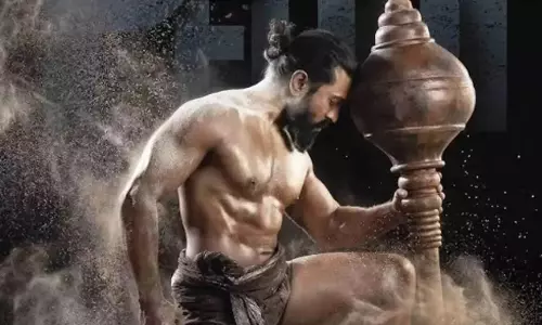 ఒక్క లుక్ తో భారీ హైప్.. రంగస్థలంకు మించి ఉంటుందా?