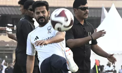 సీఎం రేవంత్ రెడ్డి ఫుట్‌బాల్ మైదానంలో సూపర్ షో.. 4 గోల్స్‌తో అదరగొట్టిన సీఎం