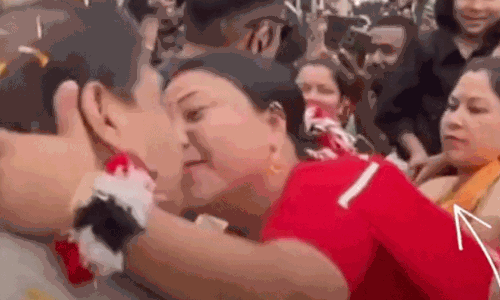 అసోం సీఎంకు ఊహించని అనుభవం! హిమంత బిశ్వశర్మకు ముద్దులే ముద్దులు