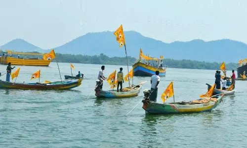 టీడీపీ జ‌ల విహారం.. అభిమానం చాటిన మ‌త్స్య‌కారులు