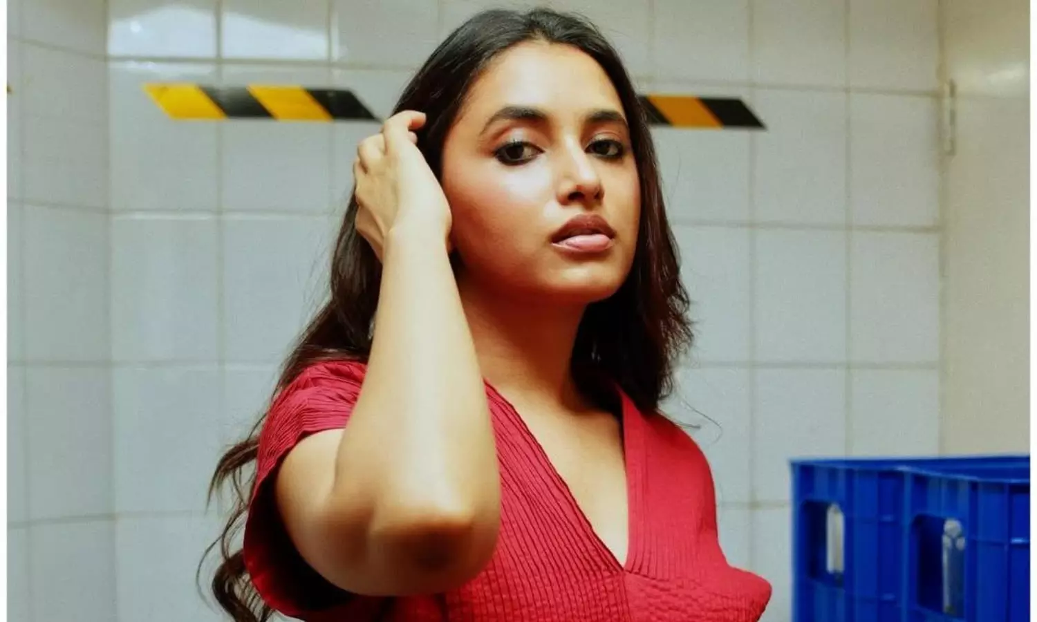 రెడ్ ఫ్రాక్ లో ప్రియాంక మోహన్ అందాలు!