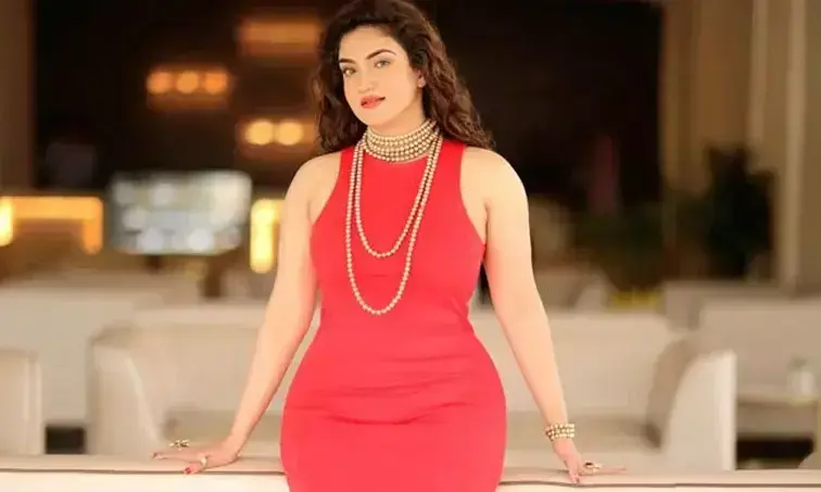 బాలయ్య బ్యూటీకి అవమానం.. అసభ్యకరంగా తాకుతూ!