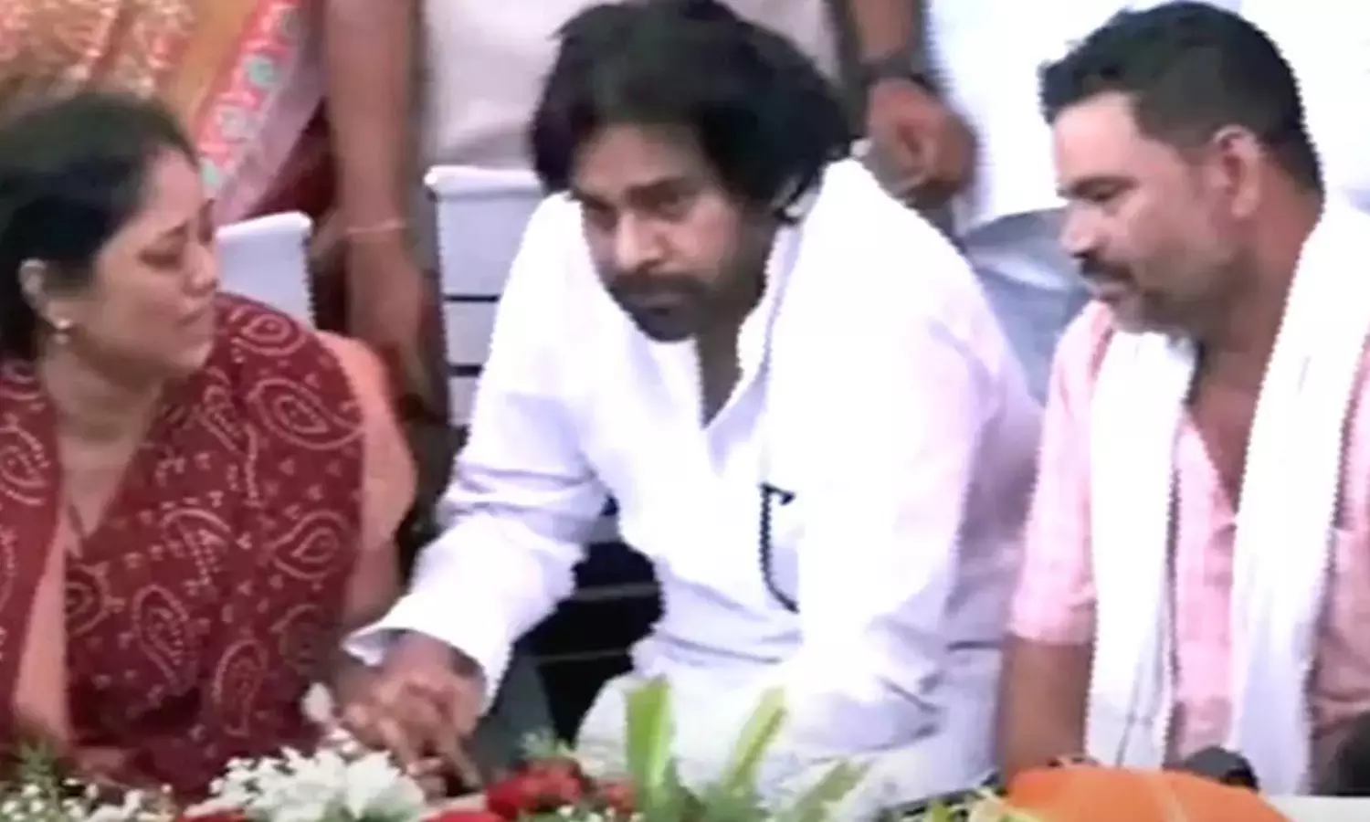 పవన్ కు వీరజవాన్ తల్లిదండ్రుల రిక్వెస్ట్.. వెరీ ఇంట్రెస్టింగ్ పవన్ కు వీరజవాన్ తల్లిదండ్రుల రిక్వెస్ట్.. వెరీ ఇంట్రెస్టింగ్