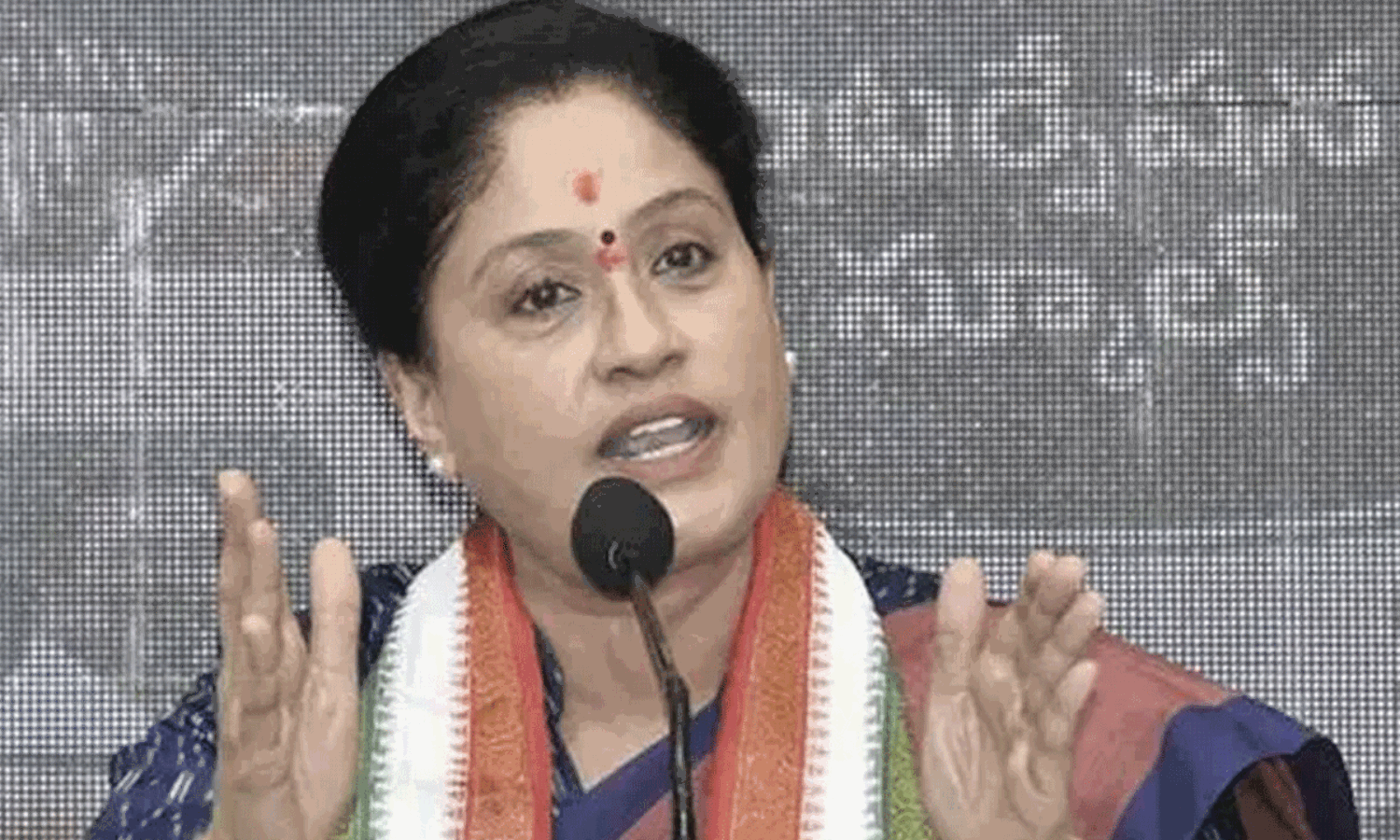 ఉద్యమకారులు లేకపోతే.. సీఎంలు ఉండేవారా: విజయశాంతి హాట్ కామెంట్స్ ఉద్యమకారులు లేకపోతే.. సీఎంలు ఉండేవారా: విజయశాంతి హాట్ కామెంట్స్