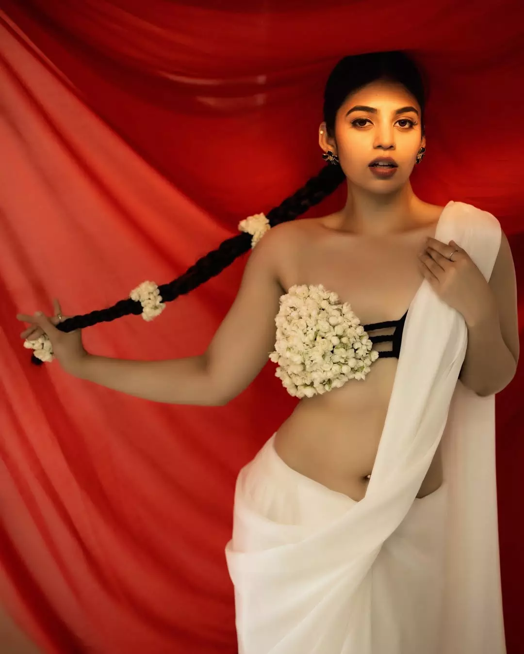 Bandhavis Beauty Takes You Back to a Pure Era Bandhavis Beauty Takes You Back to a Pure Era