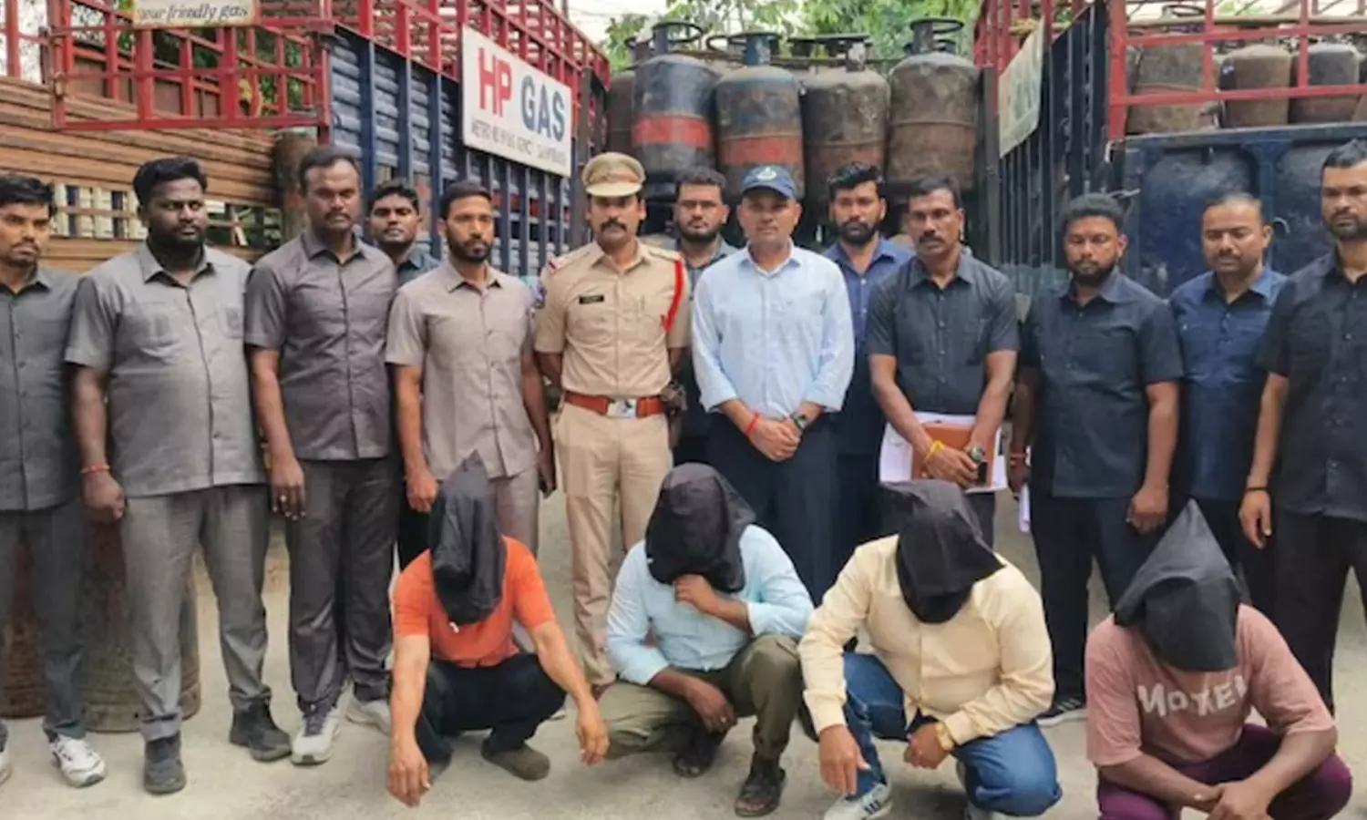 శ్మశానంలో సిలిండర్ల దందా.. పోయే కాలం కాక మరేంటి? శ్మశానంలో సిలిండర్ల దందా.. పోయే కాలం కాక మరేంటి?