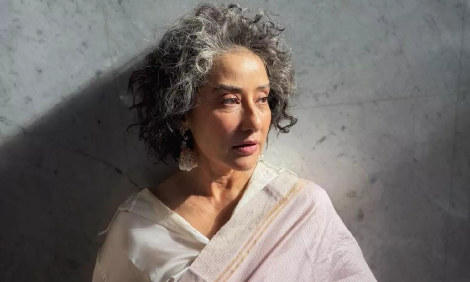 నెరిసిన జుట్టు చూసి బాధపడిపోతున్న నటి ఫ్యాన్స్ నెరిసిన జుట్టు చూసి బాధపడిపోతున్న నటి ఫ్యాన్స్