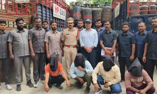 శ్మశానంలో సిలిండర్ల దందా.. పోయే కాలం కాక మరేంటి?