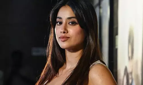Janhvi Kapoor’s Hypocrisy On Exposing & Paparazzi