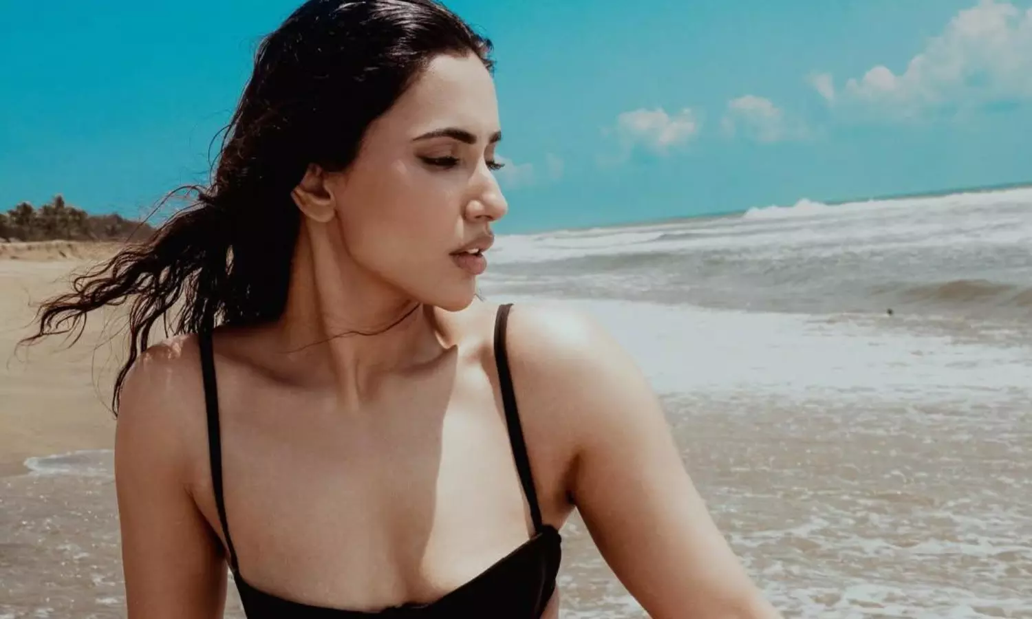 బ్లాక్ బికినీలో హీట్ పెంచేస్తున్న అక్షర