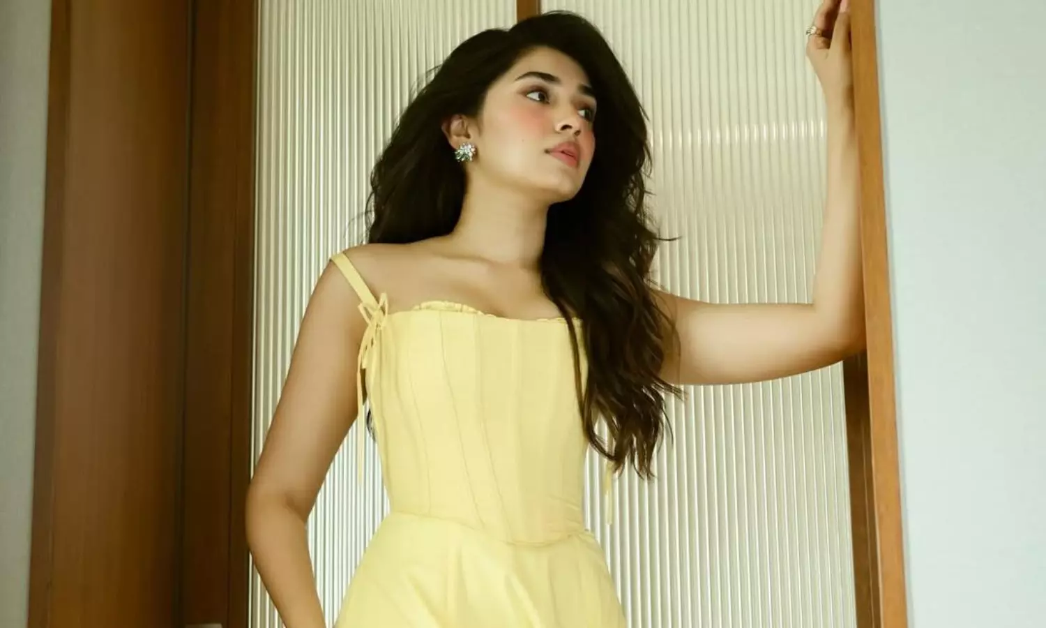 ఎల్లో డ్రెస్‌లో కృతి శెట్టి.. కిర్రాక్ లుక్ వైరల్!