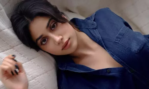 గ్లామర్ డోస్ పెంచిన జాన్వీ.. ఫోటోలు మైండ్ బ్లోయింగ్