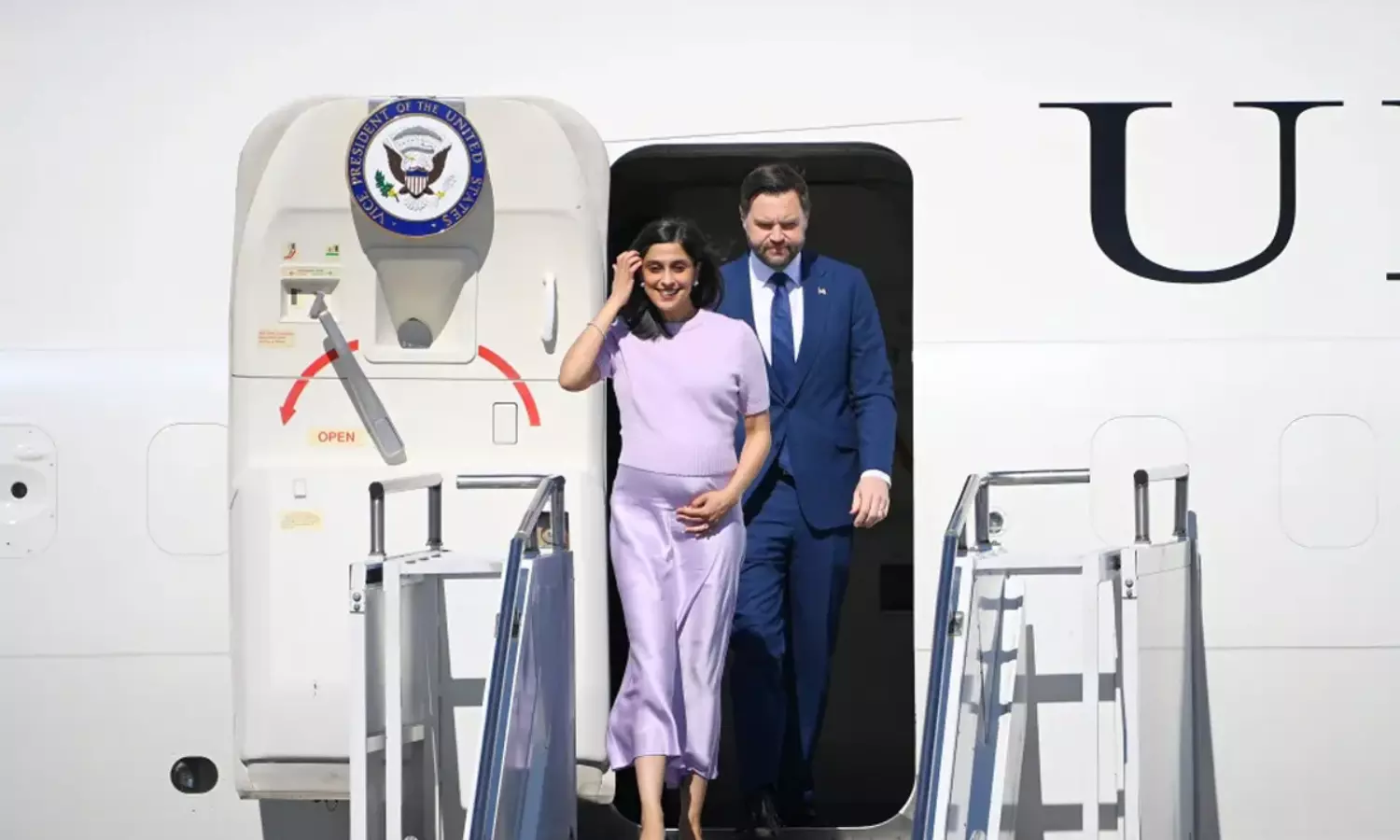 బేబీ బంప్‌తో కనిపించిన ఉష వాన్స్.. నెట్టింట హాట్ టాపిక్