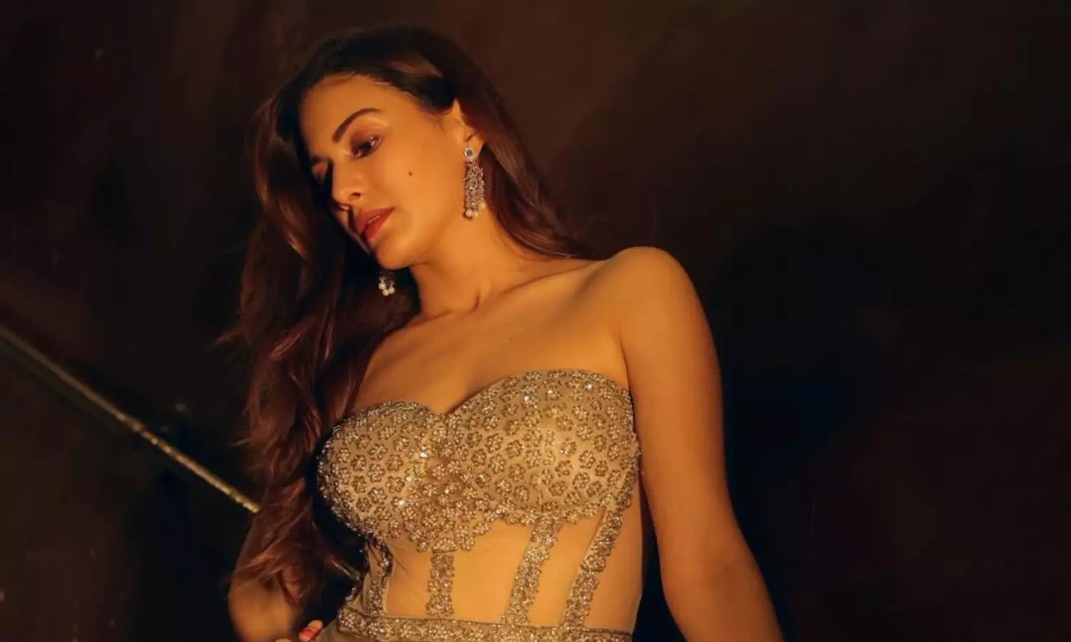 సమ్మర్ స్పెషల్: గ్లామర్ లుక్ లో హీట్ పెంచిన అమైరా దస్తూర్