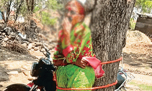 భర్త మోసం చేస్తే.. భార్యను చెట్టుకు కట్టేసి హింసించటమా?