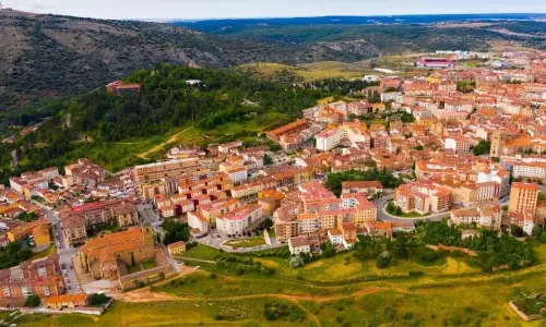 ఫ్రీగా ఇల్లు, ఉద్యోగం ఆ గ్రామ వినూత్న ప్రయోగం!