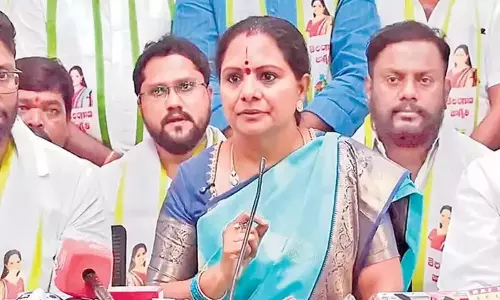 మేయిన్ పార్టీని వీడి.. సైడ్ పార్టీని పట్టుకున్న కవిత వ్యూహం ఏంటి..?