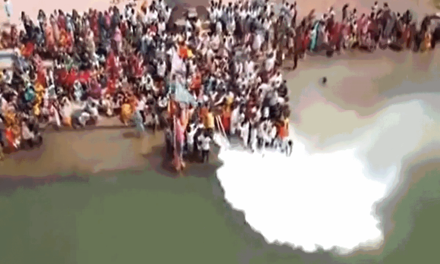 వైరల్ వీడియో.. 11 వేల లీటర్లు నది‘పాలు’.. ఆలోచింప చేస్తున్న దృశ్యాలు..! వైరల్ వీడియో.. 11 వేల లీటర్లు నది‘పాలు’.. ఆలోచింప చేస్తున్న దృశ్యాలు..!