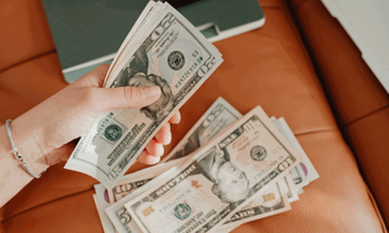 ఆ దేశంలో భర్త మొత్తం జీతం భార్య చేతికే.. భర్త ఖర్చుల కోసం భార్యే ఇవ్వాలి..!