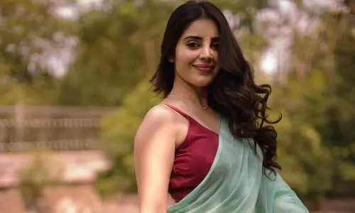 చీరకట్టు సోయగాలతో మంత్రముగ్ధుల్ని చేస్తున్న కుషిత కల్లపు!