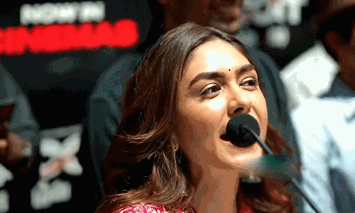 పబ్లిక్ తో మృణాల్.. సరస్వతి నచ్చిందా లేక జూలియట్?