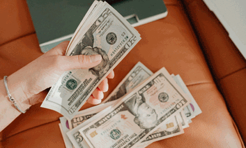 ఆ దేశంలో భర్త మొత్తం జీతం భార్య చేతికే.. భర్త ఖర్చుల కోసం భార్యే ఇవ్వాలి..!