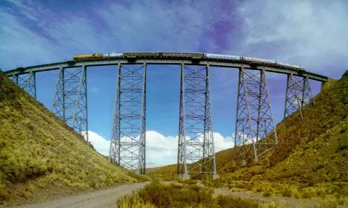 ఆకాశంలో వెళ్లే రైలు.. ప్రపంచంలోనే ప్రత్యేక అనుభవం!