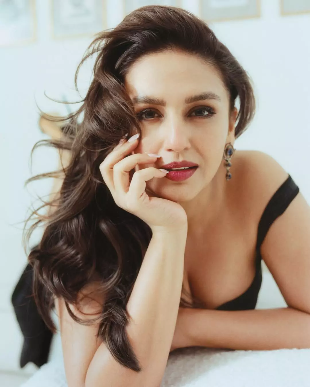 Huma Qureshi Stuns in Black Crystal Dress as She Embraces Bold Glamorous Look Huma Qureshi Stuns in Black Crystal Dress as She Embraces Bold Glamorous Look