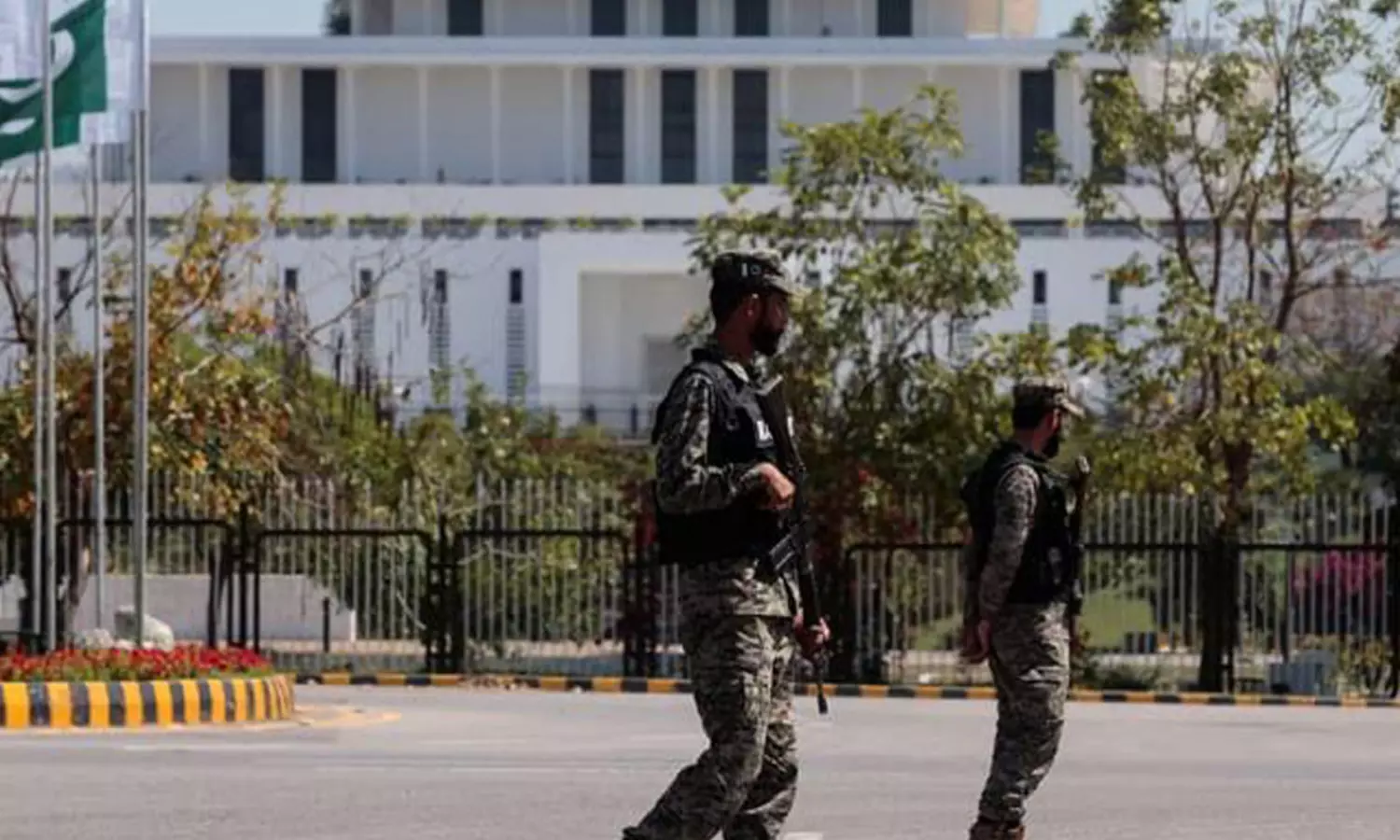 సెక్యూరిటీ ఇవ్వడానికి నానా పాట్లు పడుతున్న  పాక్