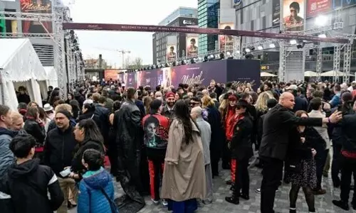 బయోపిక్ కోసం వేల మైళ్ల నుంచి అభిమానులు!