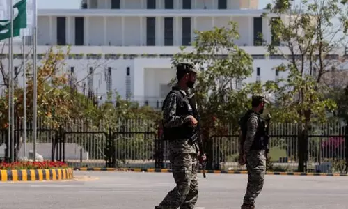 సెక్యూరిటీ ఇవ్వడానికి నానా పాట్లు పడుతున్న  పాక్