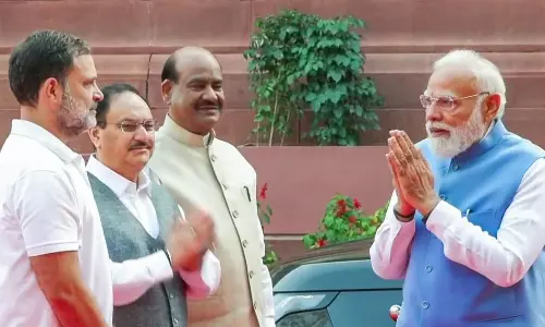 పార్లమెంట్‌లో చిరునవ్వులు చిందించిన ప్రధాని మోదీ - రాహుల్ గాంధీ!