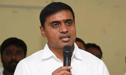 మూడు రాజధానుల మీద వైసీపీ ఎంపీ షాకింగ్ కామెంట్స్