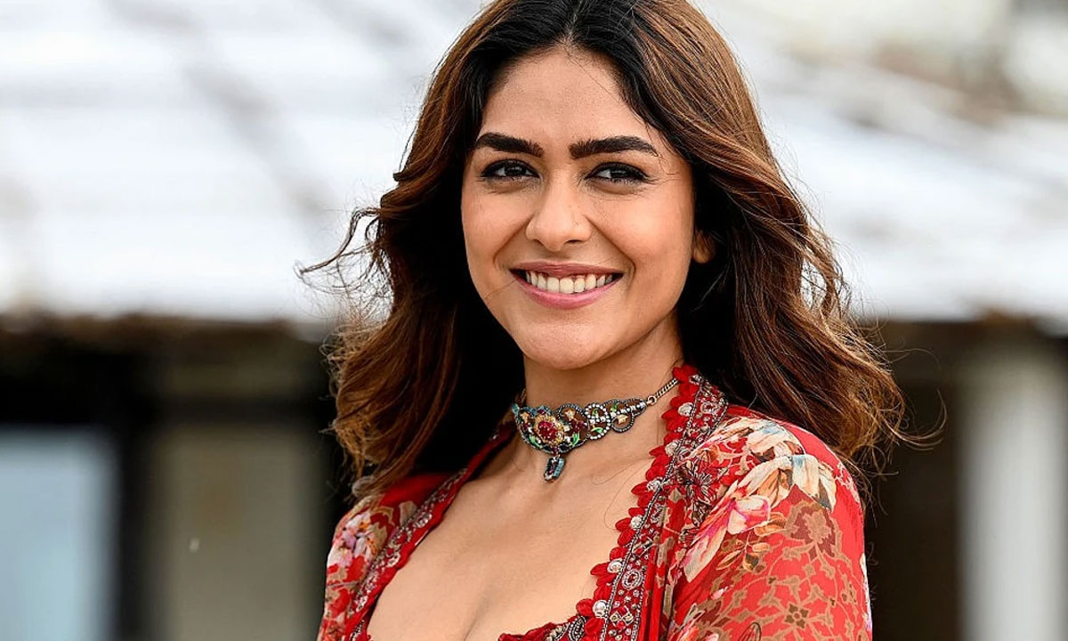 డెకాయిట్ సినిమా కోసం మృణాల్ తక్కువ రెమ్యూనరేషన్ తీసుకున్న కారణం