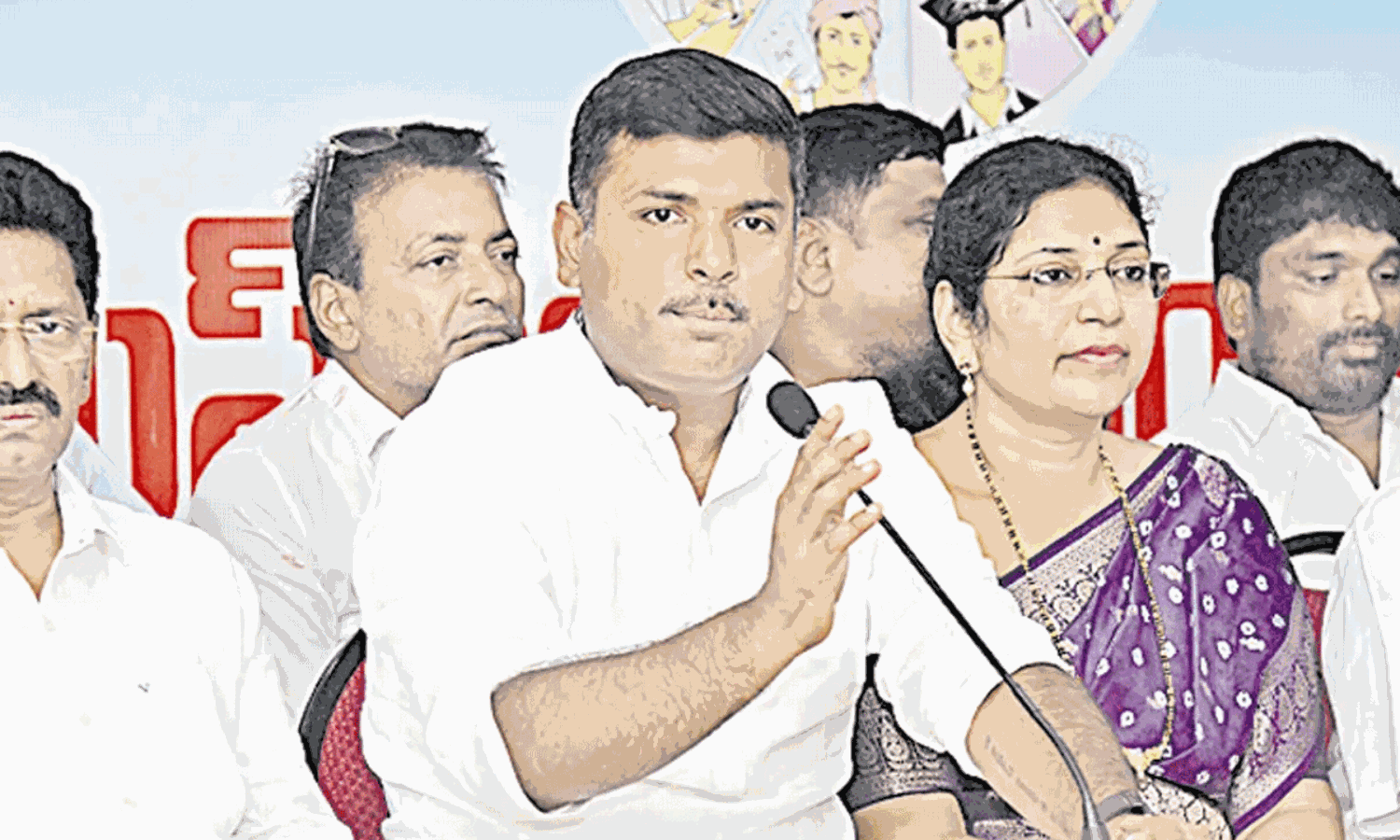 వైసీపీ త్రీ కాపిటల్స్  బాబు త్రీ కారిడార్స్   ఒకటేనా ?